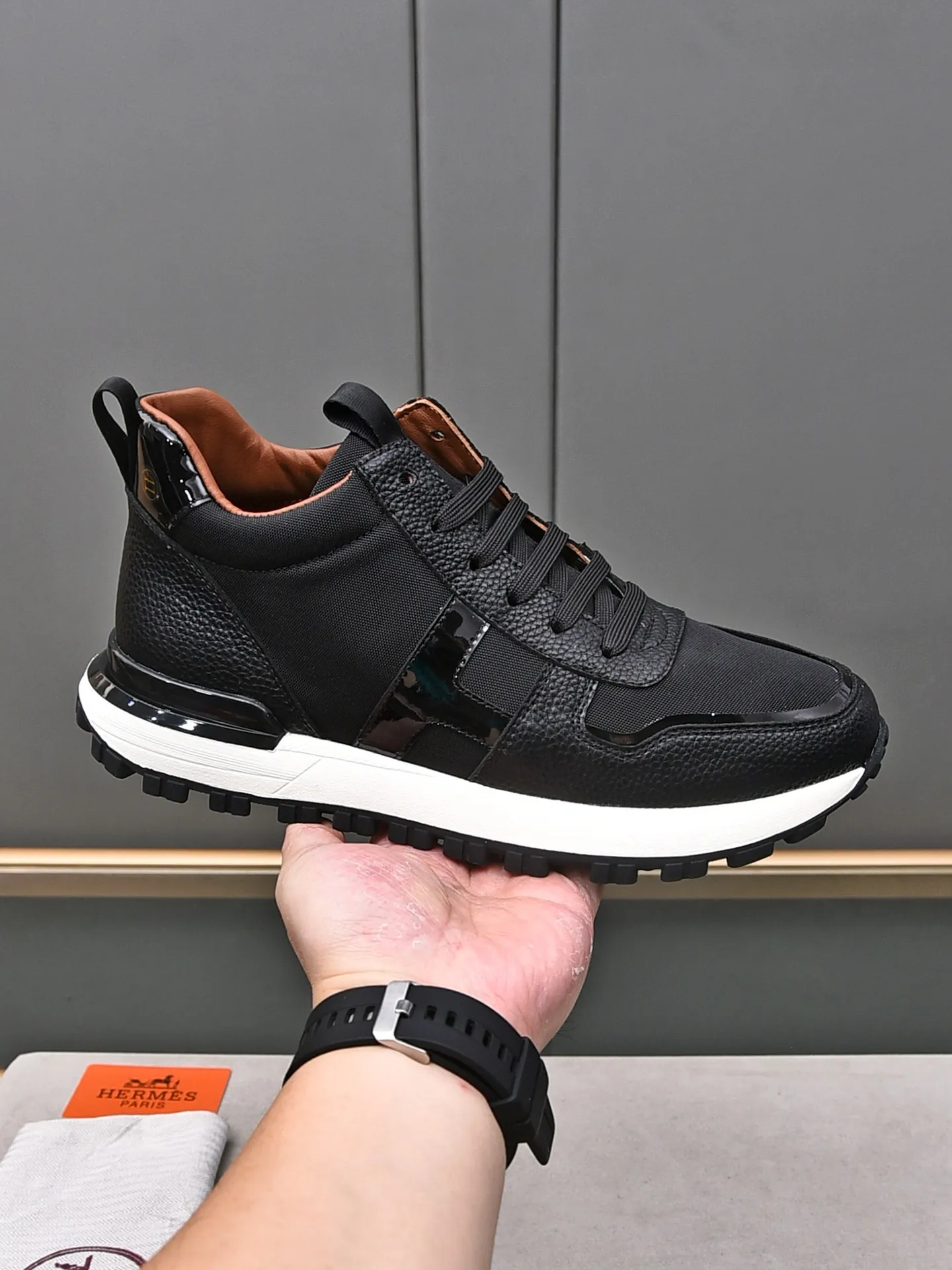 📛📛📛PPP480 (Hermes high-top)🆕Men's color-blocked sneakers, decorated with textured calfskin details. Spliced ​​with original cowhide, this shoe draws inspiration from the equestrian world, integrating technical details and practical functions. Breathable sheep lining, rubber wear-resistant outsole, high-end quality, every detail is perfectly combined! Size: 38-44 (45 can be customized)